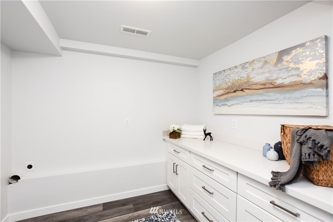 322 170th Place Southwest Bothell, WA 98012 - Photo 28 of 37 a bathroom with a bathtub sink and mirror
