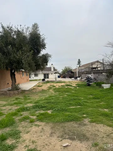 a view of a house with a big yard