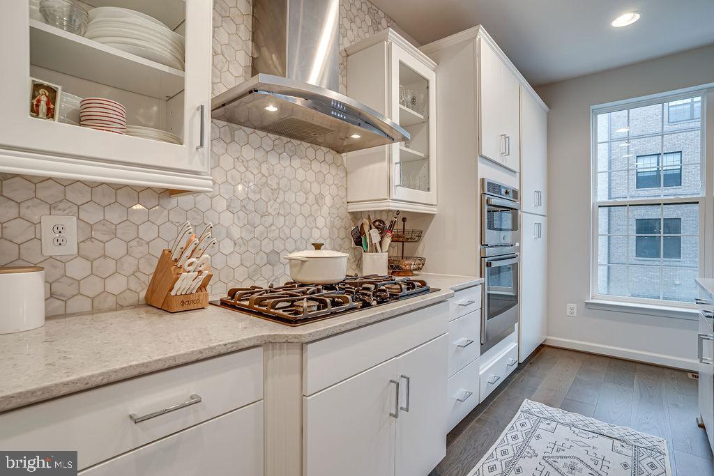 518 Triggerfish Drive Oxon Hill, MD 20745 - Photo 9 of 35 a kitchen with cabinets and appliances