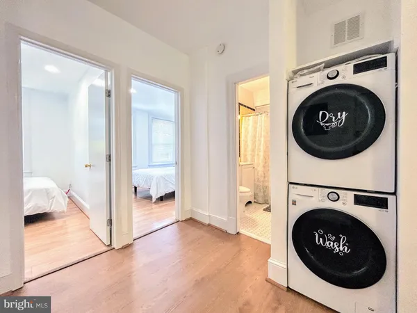 a view of a livingroom with washer and dryer