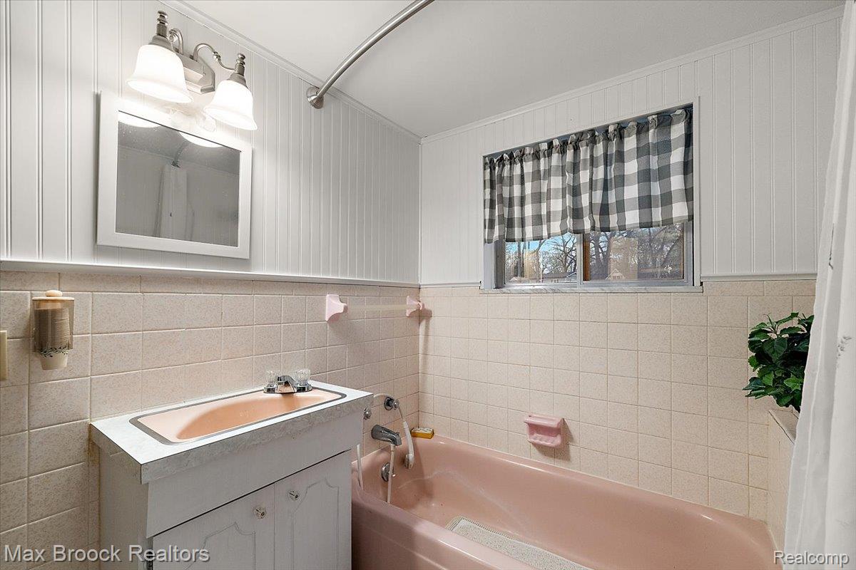 3650 Covert Road Waterford, MI 48328 - Photo 27 of 35 79-3650 Covert -79.jpg