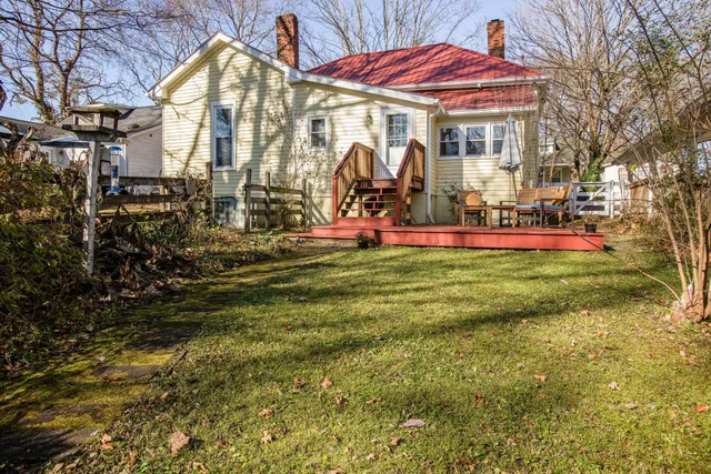 a view of a house with backyard