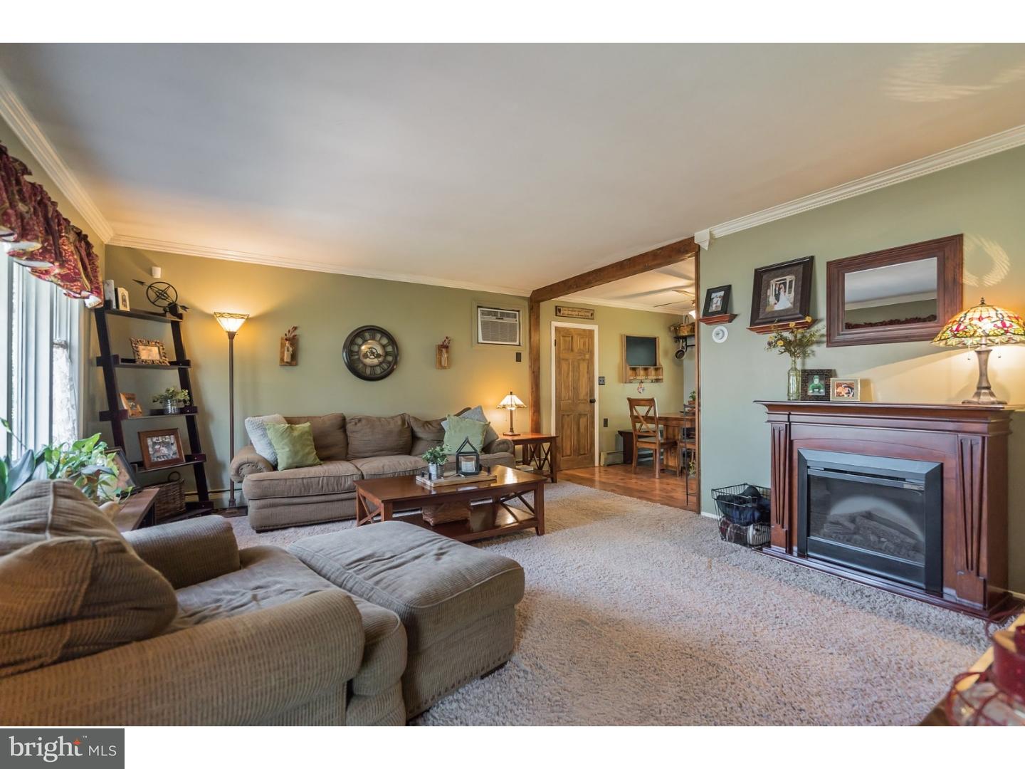 12 Halfturn Road Levittown, PA 19056 - Photo 5 of 25 Living Room