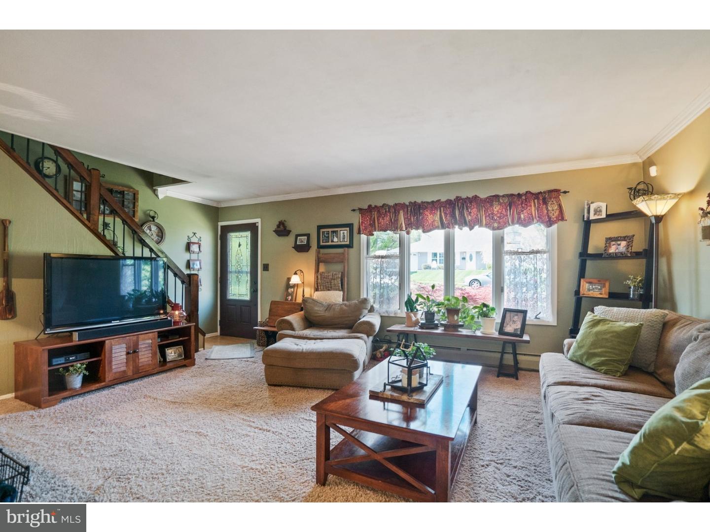 12 Halfturn Road Levittown, PA 19056 - Photo 7 of 25 Living Room