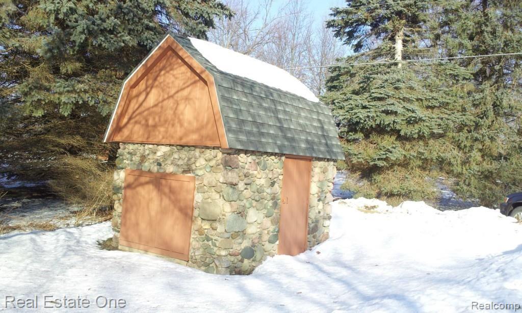 1300 West Rose Center Road Holly, MI 48442 - Photo 6 of 45 Well house (non functional)