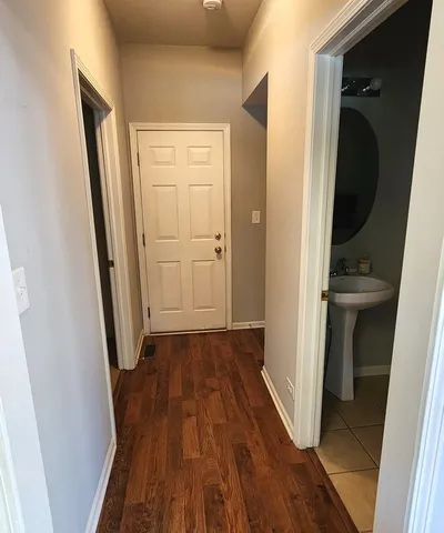 $340,000 | 349 North W Pointe Drive, Vernon Hills, IL 60061