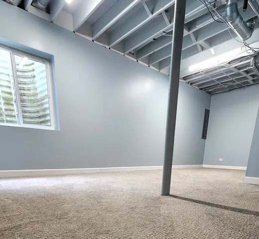 $340,000 | 349 North W Pointe Drive, Vernon Hills, IL 60061