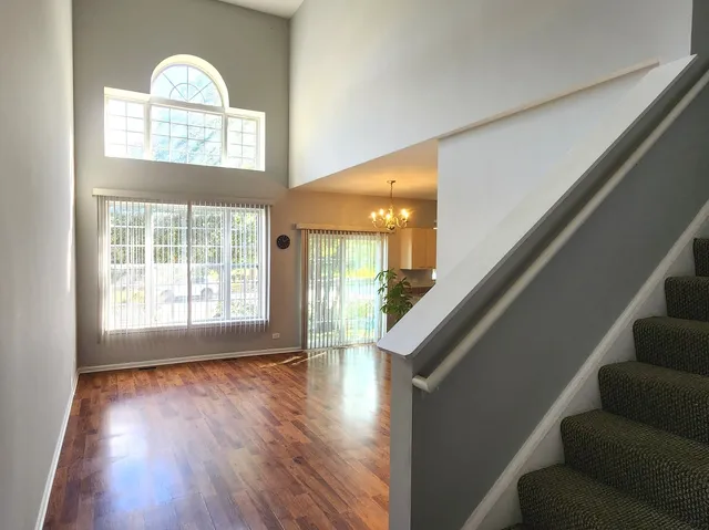 $340,000 | 349 North W Pointe Drive, Vernon Hills, IL 60061