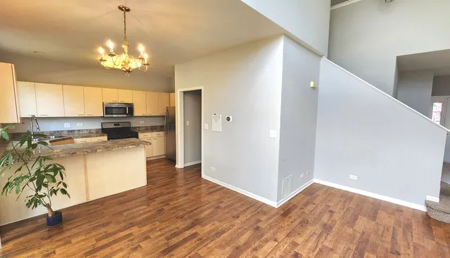 $340,000 | 349 North W Pointe Drive, Vernon Hills, IL 60061