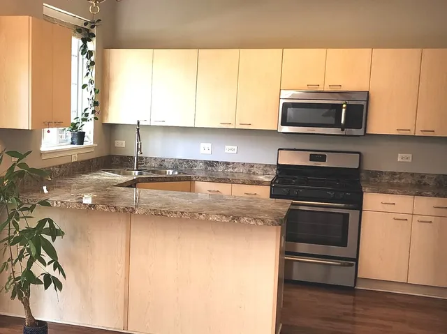 $340,000 | 349 North W Pointe Drive, Vernon Hills, IL 60061