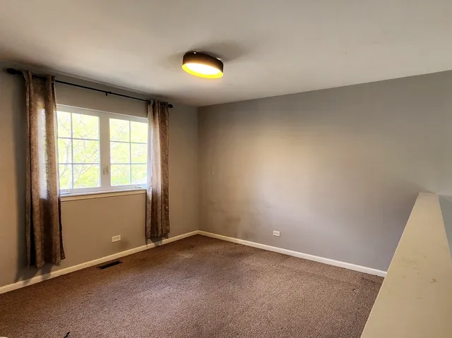 $340,000 | 349 North W Pointe Drive, Vernon Hills, IL 60061