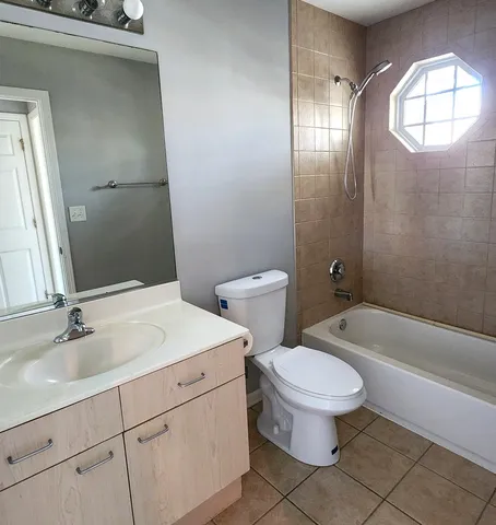 $340,000 | 349 North W Pointe Drive, Vernon Hills, IL 60061