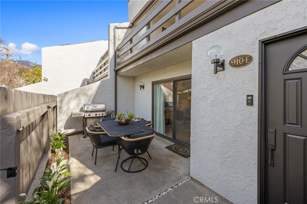 910 Ocean View Avenue, Unit E Monrovia, CA 91016 - Photo 4 of 39 a patio with table and chairs