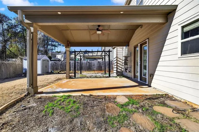 a view of a backyard