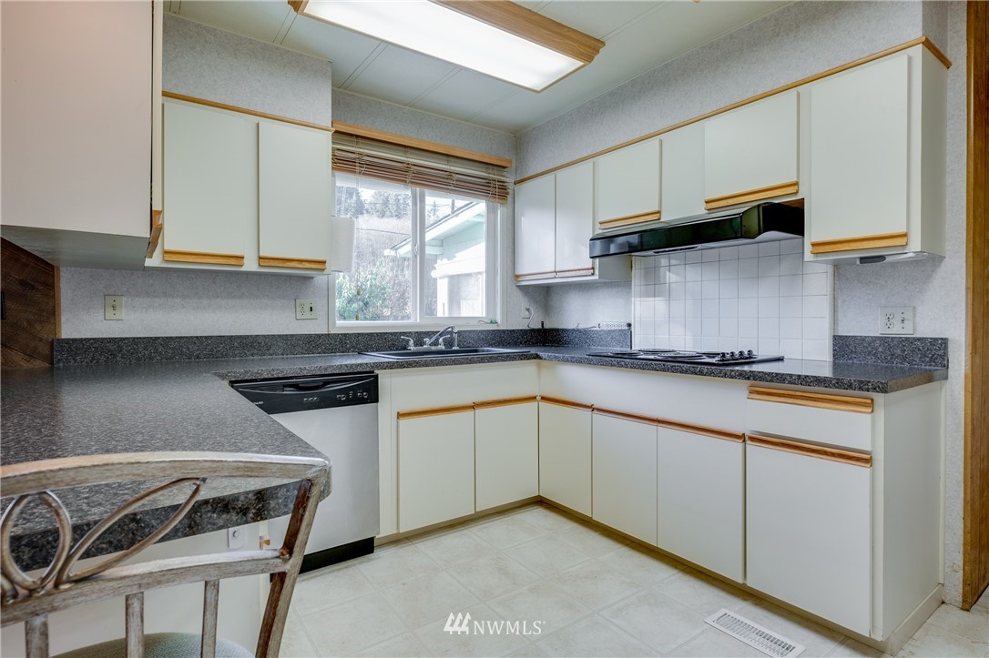 227 Southwest Dogwood Road Port Orchard, WA 98367 - Photo 4 of 25 Gallery Image 4