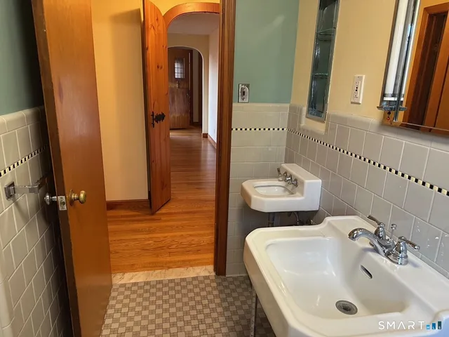 $2,800 | 989 North Farms Road, Wallingford, CT 06492