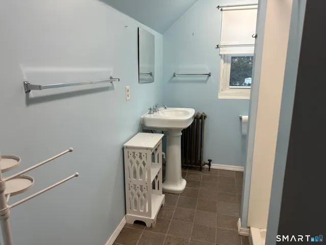 $2,800 | 989 North Farms Road, Wallingford, CT 06492