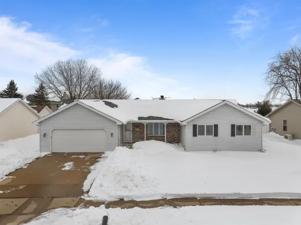 $335,000 | 924 South Kensington Drive, Appleton, WI 54915