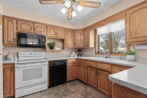 $335,000 | 924 South Kensington Drive, Appleton, WI 54915