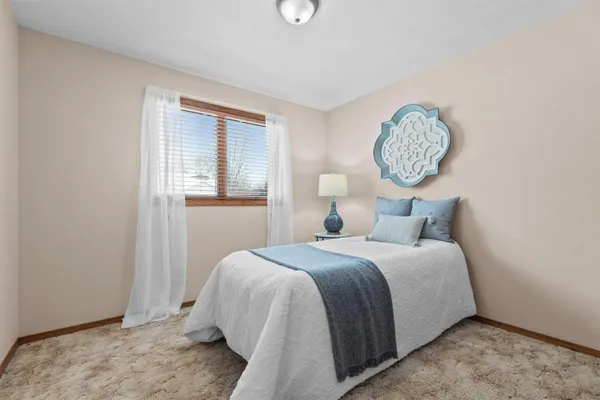 $335,000 | 924 South Kensington Drive, Appleton, WI 54915