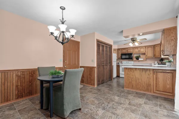 $335,000 | 924 South Kensington Drive, Appleton, WI 54915