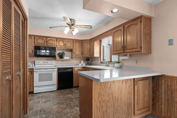 $335,000 | 924 South Kensington Drive, Appleton, WI 54915