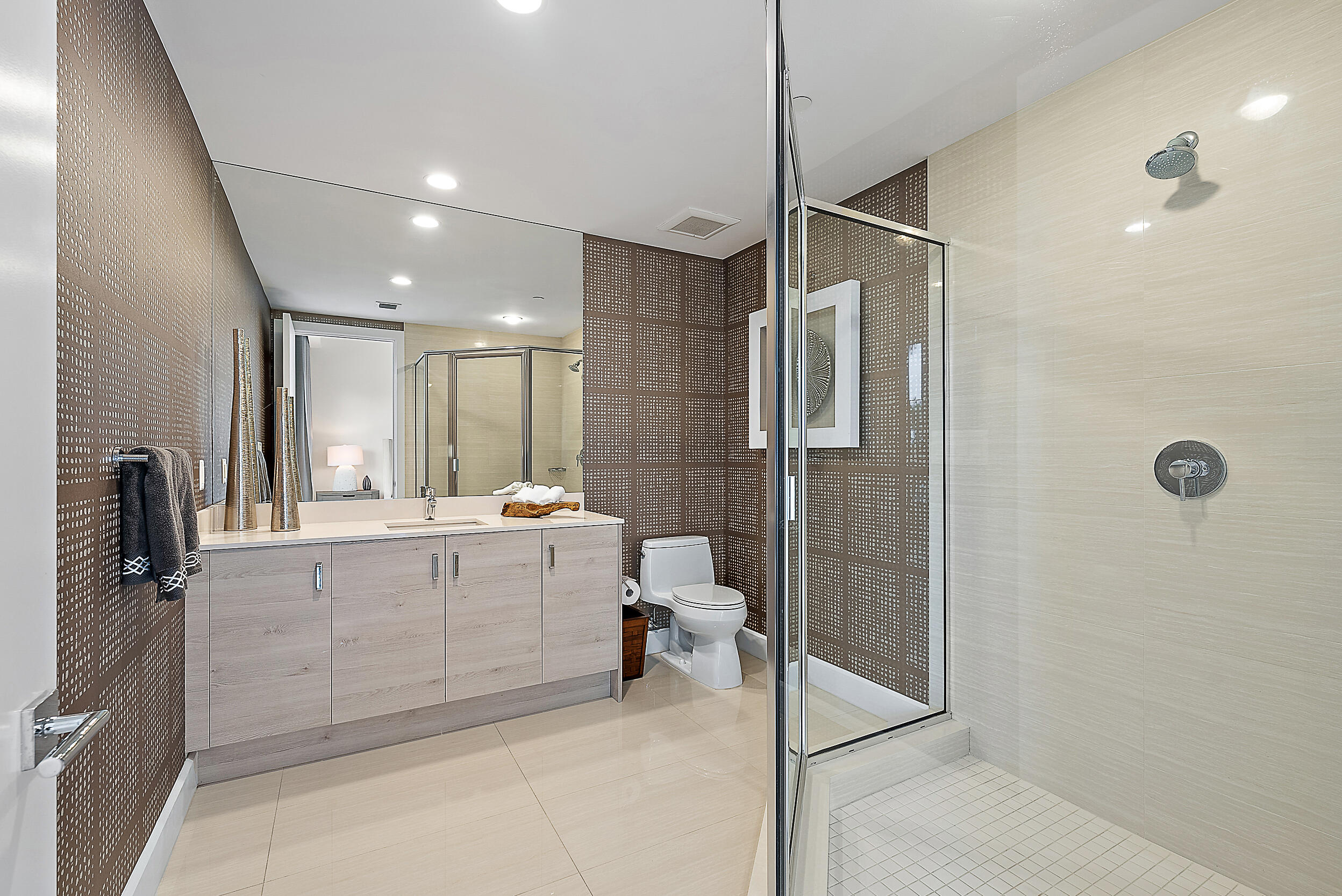 2700 Donald Ross Road, Unit 306 Palm Beach Gardens, FL 33410 - Photo 19 of 43 Second Bathroom