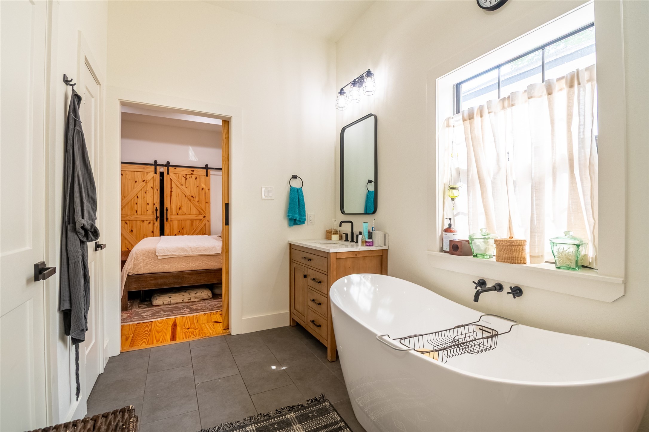 200 Carl Street Houston, TX 77009 - Photo 22 of 32 a en suite bathroom with a tub and window