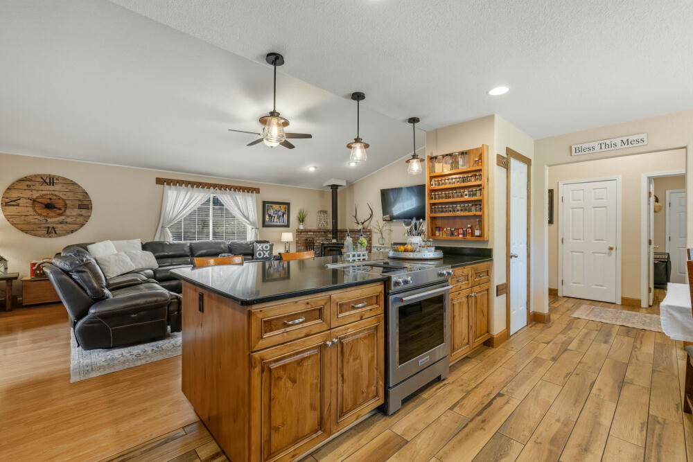 16320 Hillcrest Road Klamath Falls, OR 97603 - Photo 10 of 39 09 - 16320HillcrestRd-67