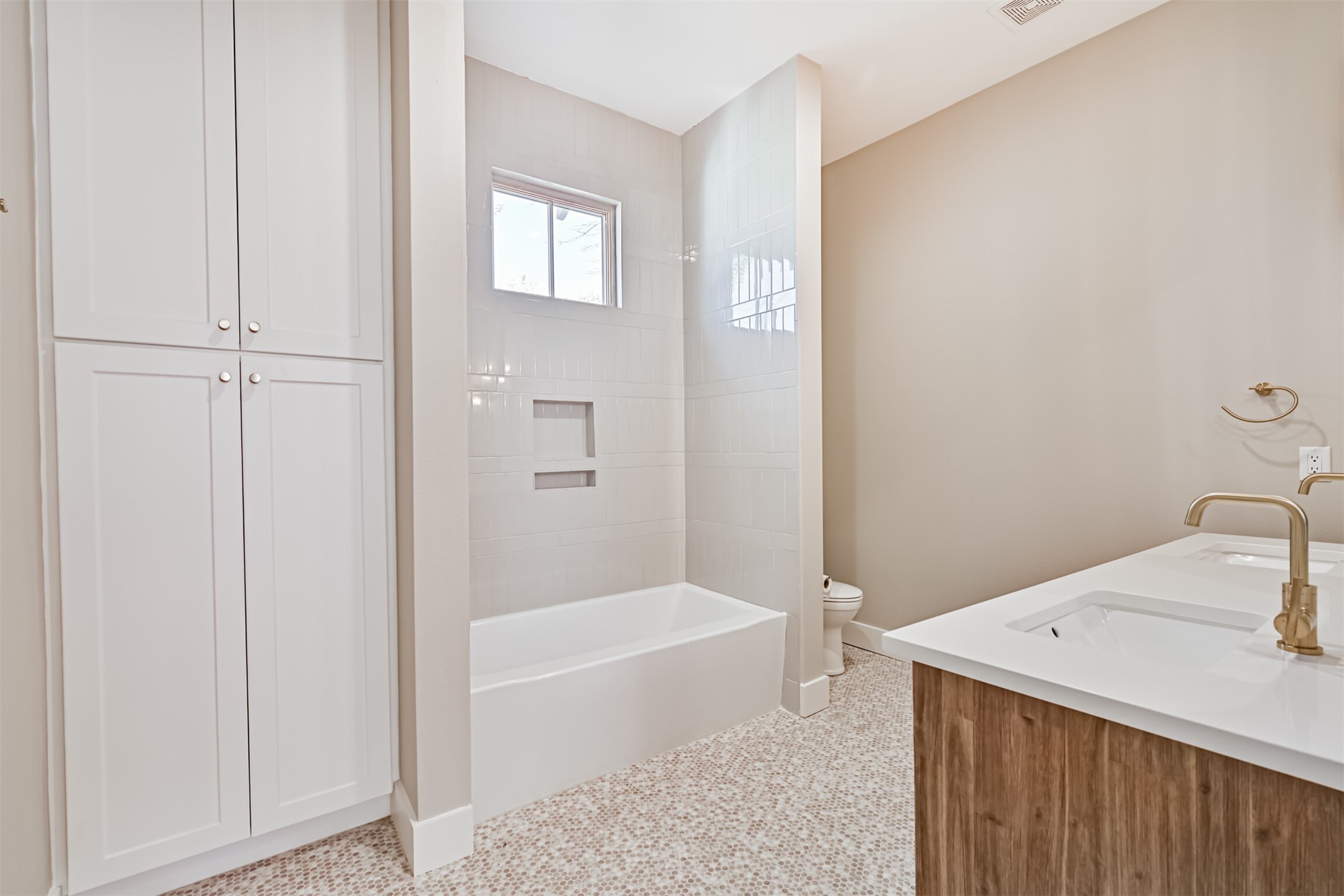 1310 Rosenberg Street Galveston, TX 77550 - Photo 29 of 50 Beautiful full bath on the second floor