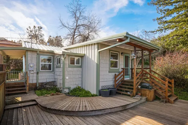 a view of a pathway of a house