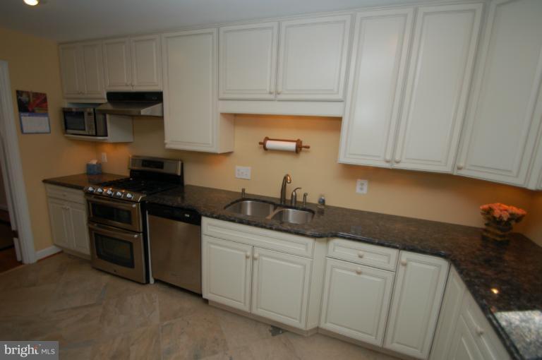 6108 Lorcom Court Springfield, VA 22152 - Photo 14 of 30 Kitchen