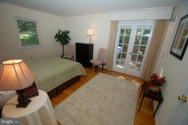 6108 Lorcom Court Springfield, VA 22152 - Photo 23 of 30 Living Room