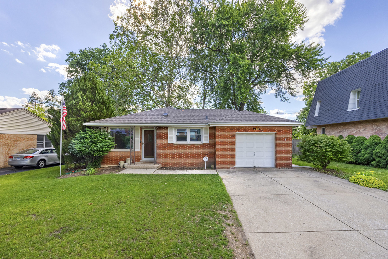 712 Spring Street Roselle, IL 60172 - Photo 1 of 31