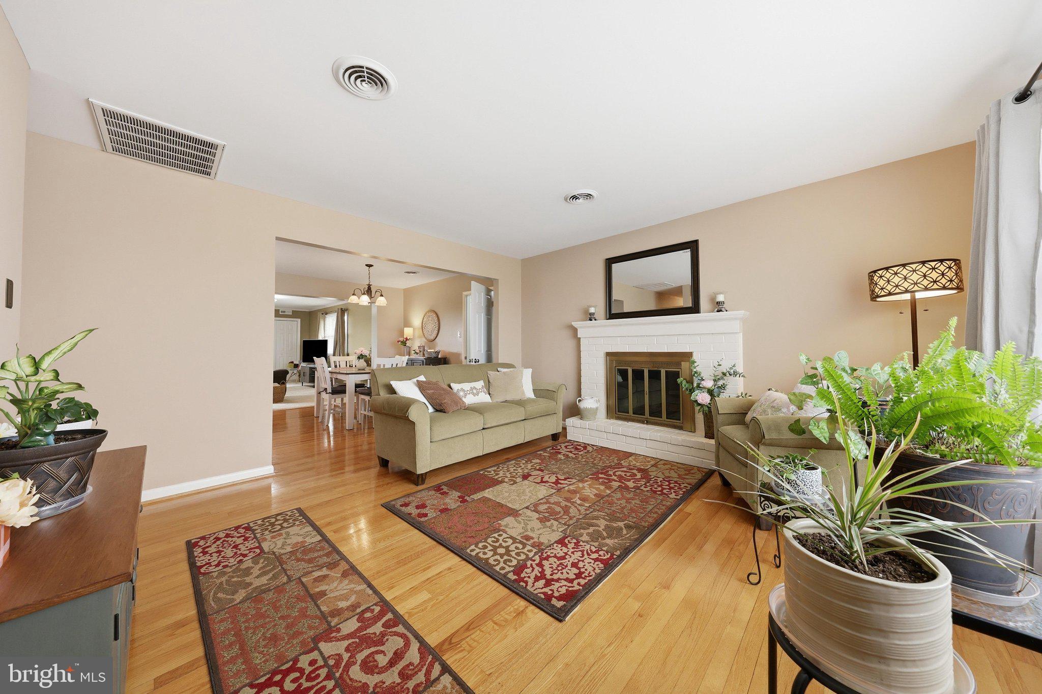 16913 Fairview Road Hagerstown, MD 21740 - Photo 4 of 57 Living Room