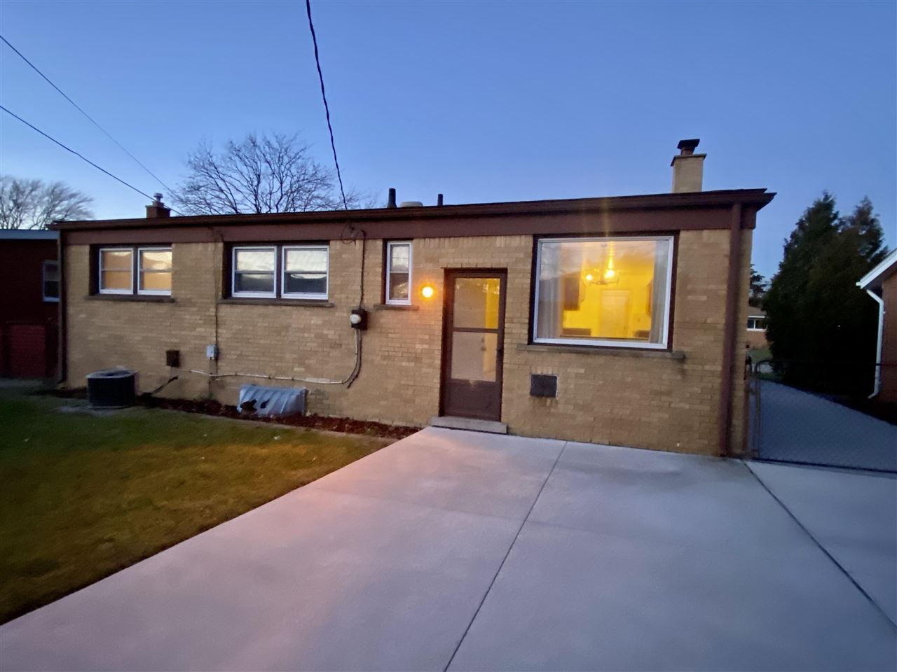 18128 Winsome Road Fraser, MI 48026 - Photo 13 of 14 Easy maintenance with vinyl trim