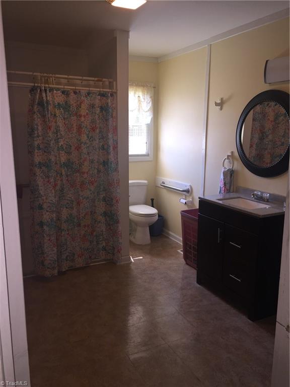 2425 Wright Road Lexington, NC 27292 - Photo 10 of 22 Master/main bath handicap accessible.