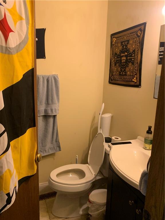 3246 Kennett Square Pittsburgh, PA 15213 - Photo 9 of 17 a bathroom with a toilet and a sink