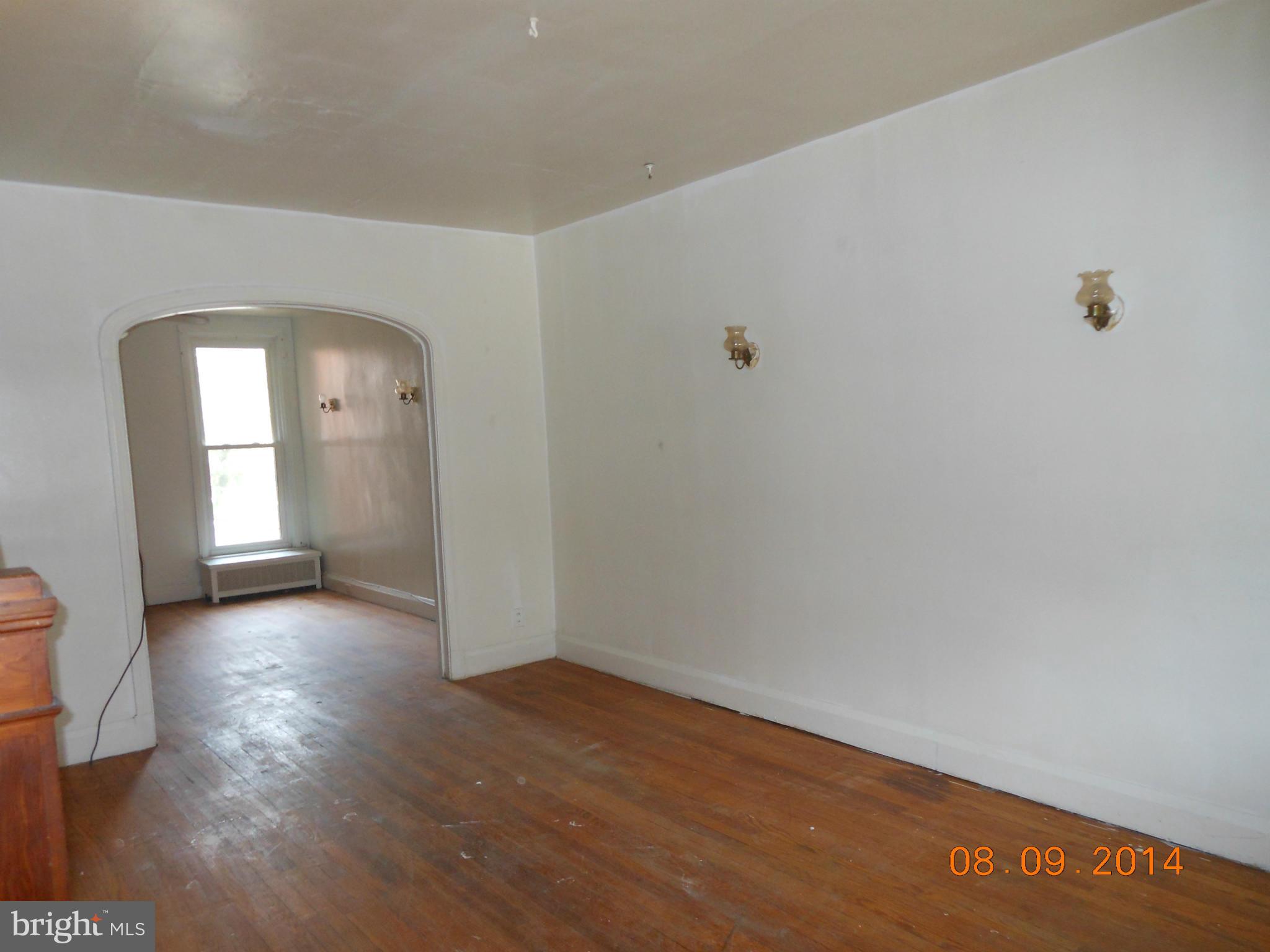 4006 Woodridge Road Baltimore, MD 21229 - Photo 2 of 7 Living Room
