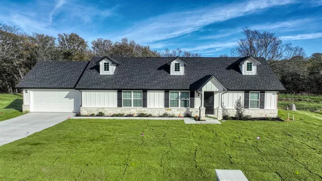 $364,000 | 125 Sedona Crk Court, Poolville, TX 76487