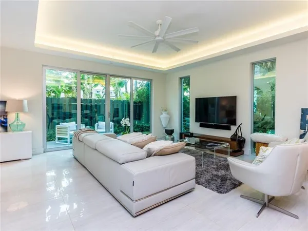 $9,995 | 240 Shore Court, Lauderdale-by-the-Sea, FL 33308