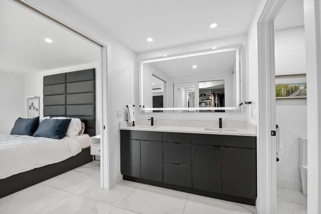 a en suite bathroom with a double vanity sink and mirror