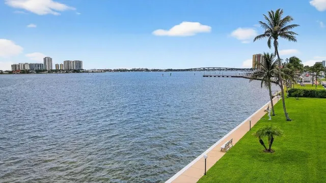 $490,000 | 301 Lake Shore Drive, Unit 801, West Palm Beach, FL 33403