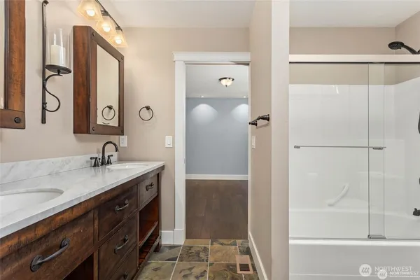 $3,950 | 17730 164th Avenue Northeast, Woodinville, WA 98072