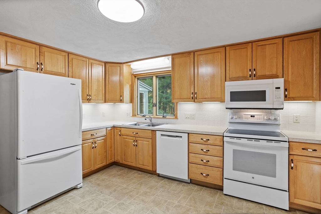 15 Reeves Road Bedford, MA 01730 - Photo 8 of 42 Gallery Image 8