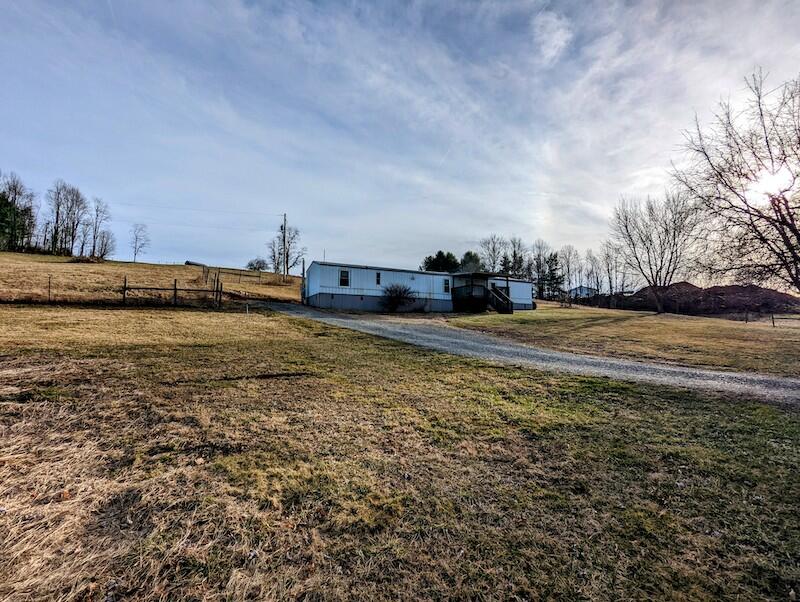 700 Gardner Road Northwest Willis, VA 24380 - Photo 2 of 32 1 (8)