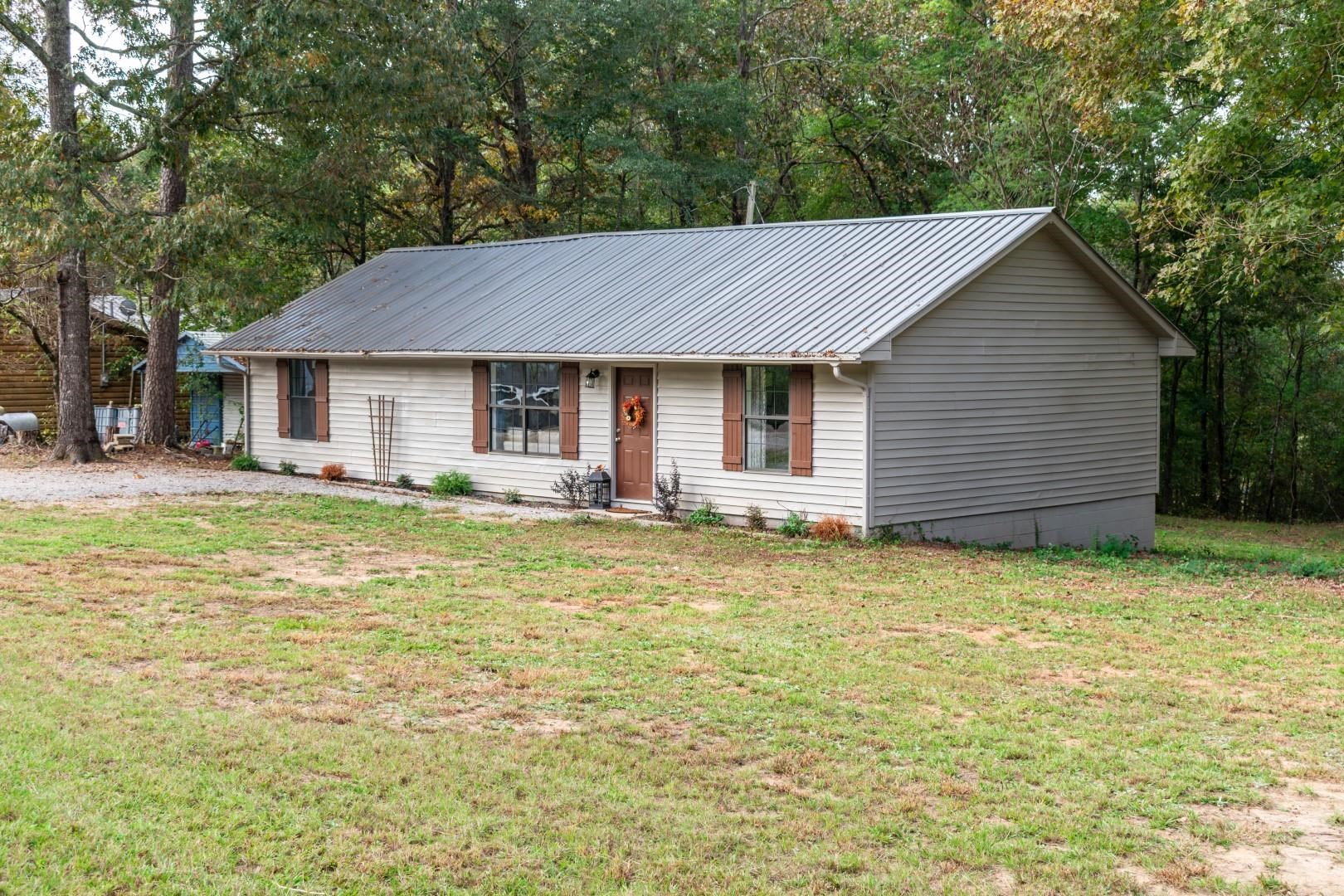 52 Cr 341 Road Iuka, MS 38852 - Photo 2 of 28 a backyard of a house with table and chairs