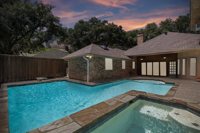 a view of a house with backyard and garden