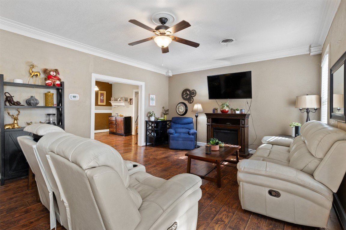 205 Jephson Street Alvin, TX 77511 - Photo 20 of 40 a living room with furniture a flat screen tv and a window