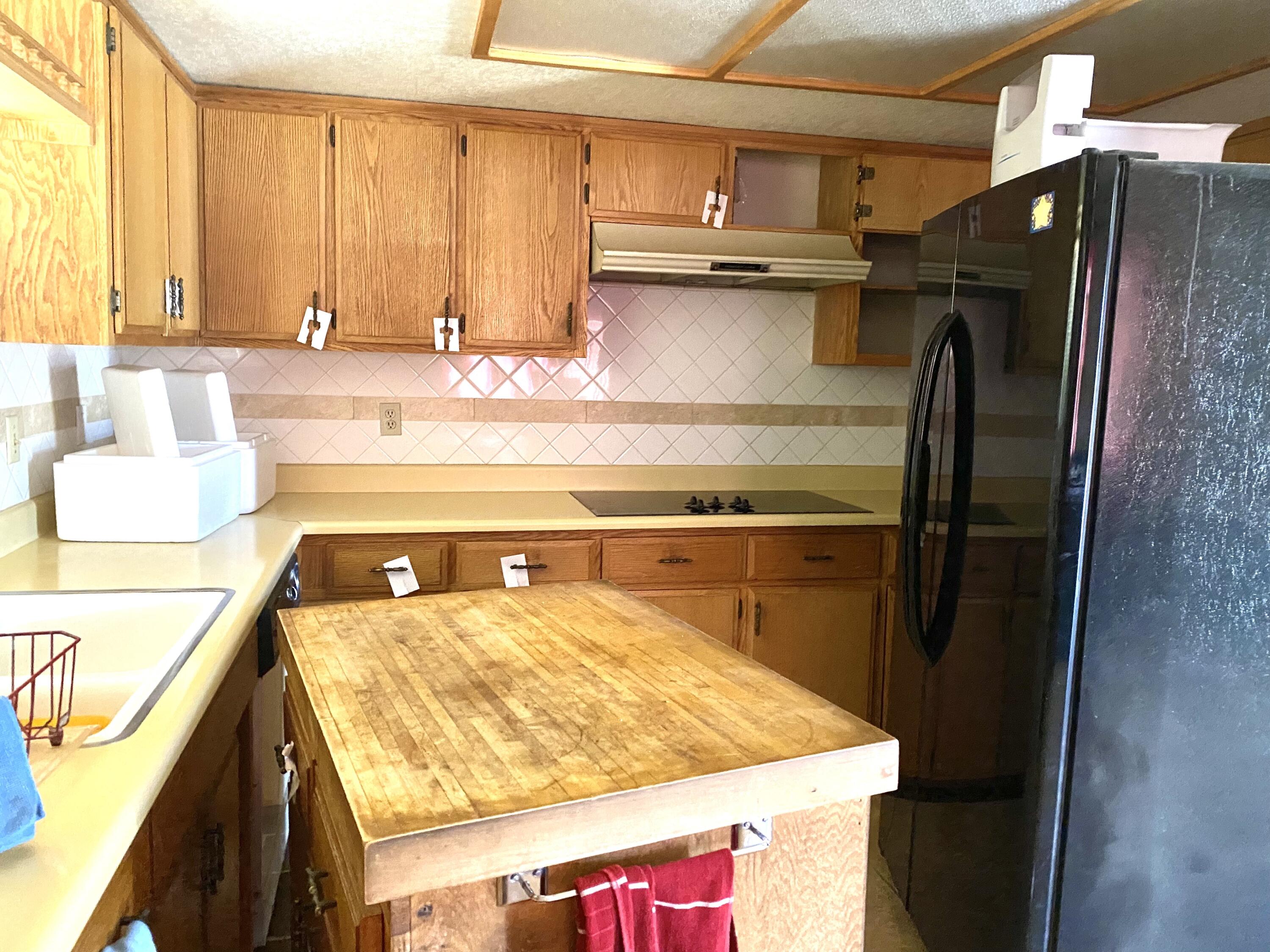 6784 Outpost Road Joshua Tree, CA 92252 - Photo 12 of 22 a utility room with washer and dryer